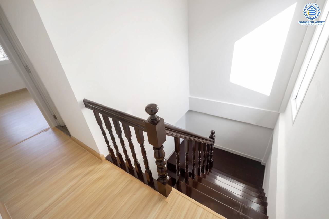 บ้านมือสองตกแต่งใหม่ บนทำเลที่ดีที่สุด! หน้าโครงการติด MRT "สถานีไทรม้า" ม.ซื่อตรง พระนั่งเกล้า-ท่าอิฐ ทาวน์เฮ้าส์หลังใหญ่ เนื้อที่ 26 ตร.ว. ฟังก์ชั่นจัดเต็ม 3 ห้องนอน 2 ห้องน้ำ 2 ที่จอดรถ ทำเลใกล้ เซ็นทรัลรัตนาธิเบศร์ และทางด่วน "งามวงศ์วาน"...